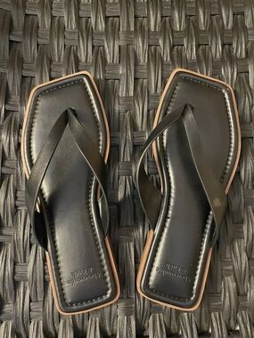 Abercrombie & fitch Women's Black Square-Toe Thong Sandals with Tan Trim